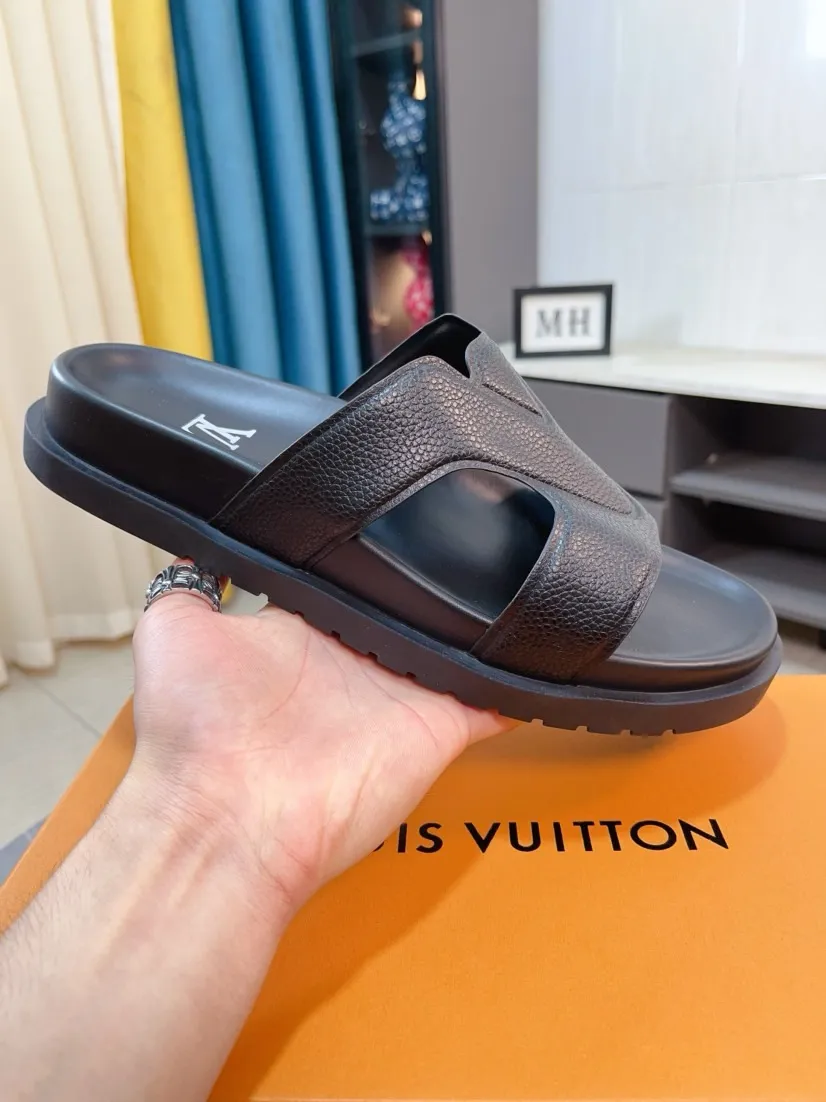 Men's shoes💰300🌹🌹【LV】Multi-color new men's slippers, original top-quality version, original special cowhide with pebbled embossing➕sheepskin on the inner and side, non-slip combination sole, more stable walking, more comfortable and lightweight, high-end and generous, size: 38~44